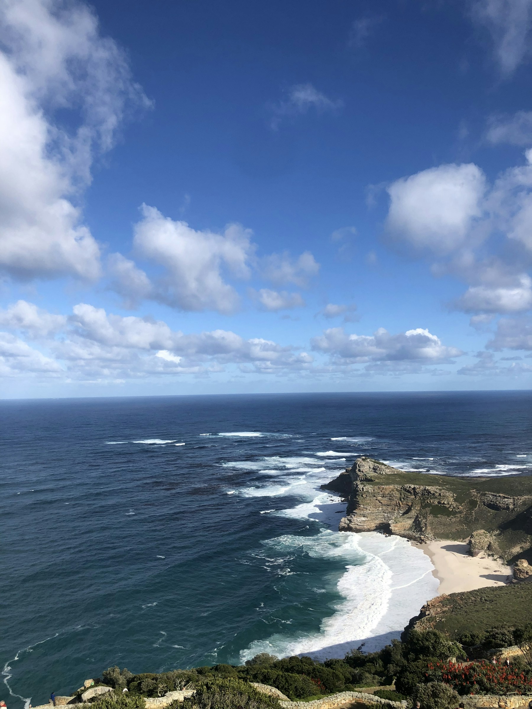 Blick über die Küste, das Meer und einen weiten Himmel